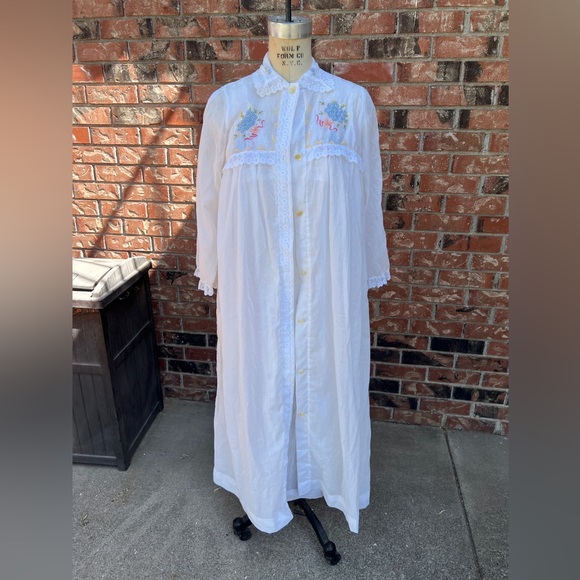 Neiman Marcus Other - Vintage Bert Yelin for Neiman Marcus white cotton embroidered nightgown robe set